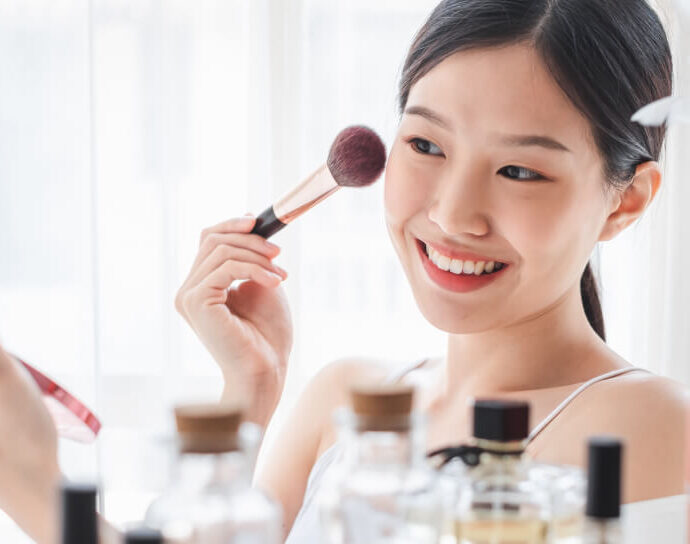 化粧をしている女性